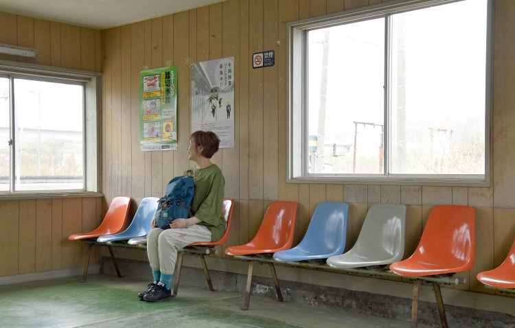 無人駅の落部駅はカラフルなイスがかわいい。