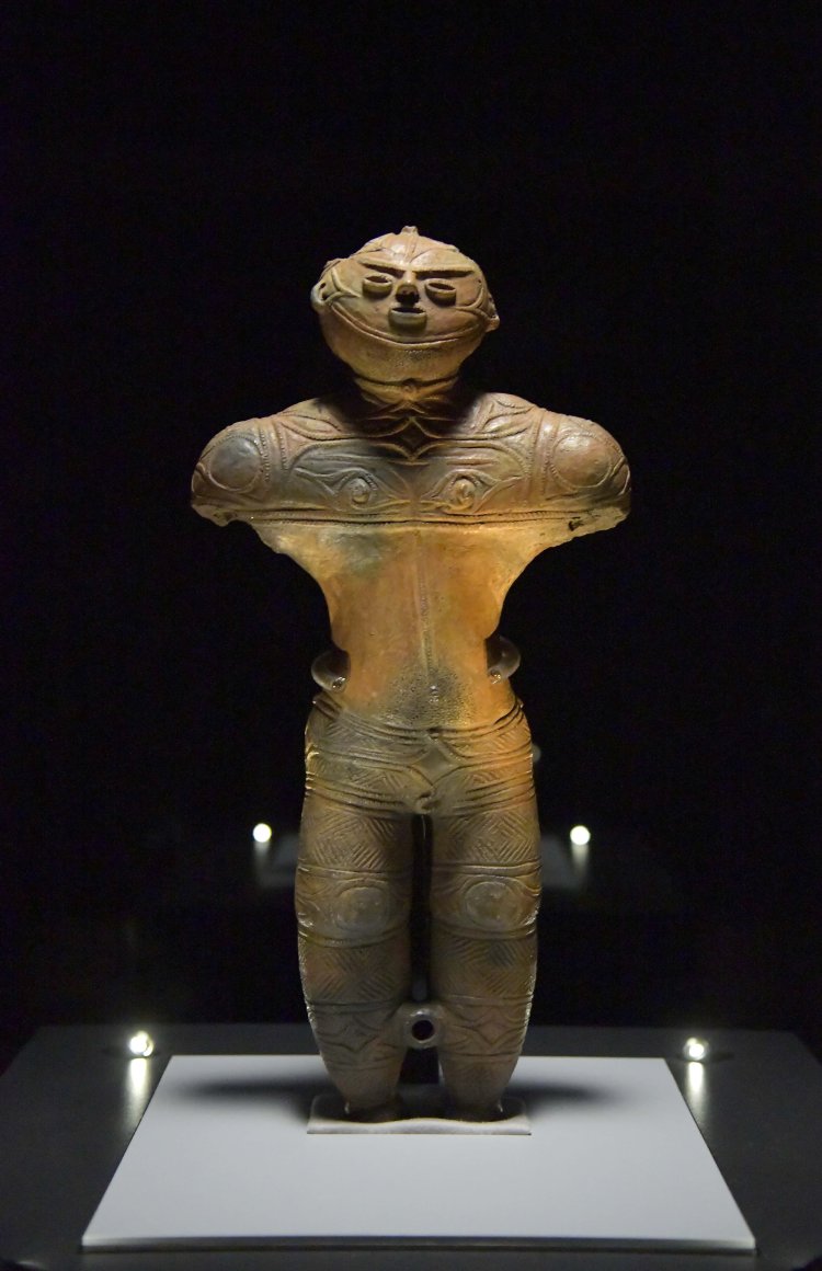 高さ41.5㎝、幅20.1㎝と国内最大級の大きさを誇る中空（ちゅうくう）土偶“カックウ”は北海道で初の国宝。縄文後期の墓から出土。