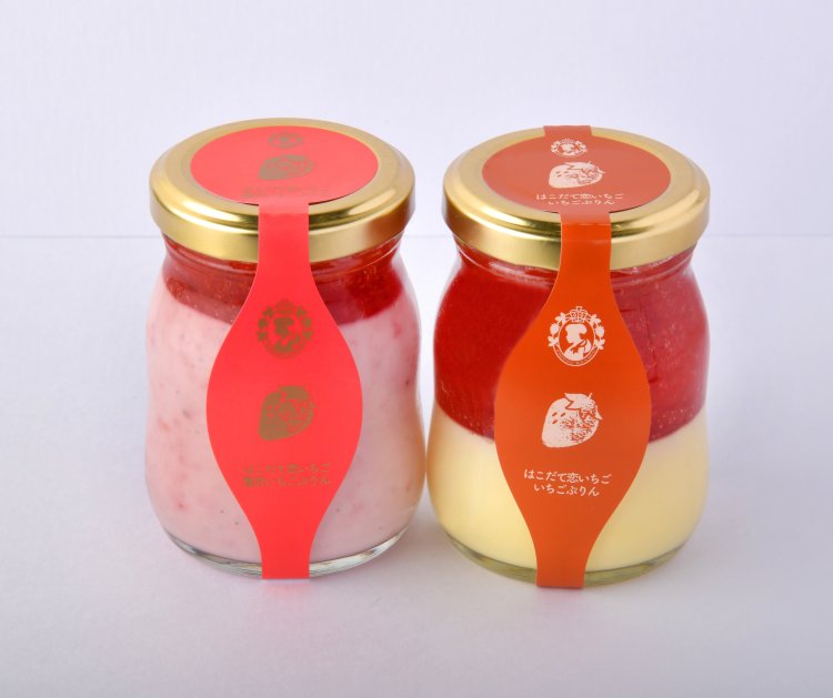 自社農園のイチゴやはこだて牛乳を使った「はこだて恋いちご洋菓子店」のぜいたくいちごぷりん540円（左）や、いちごぷりん486円が購入できる。