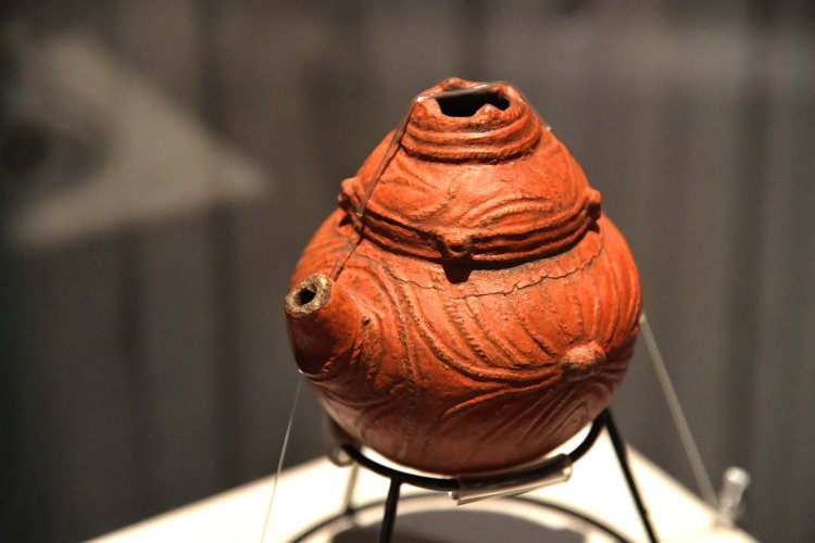 黒漆のあとに赤漆を塗った芸術性の高い注口土器。金継ぎの技術に通じている。