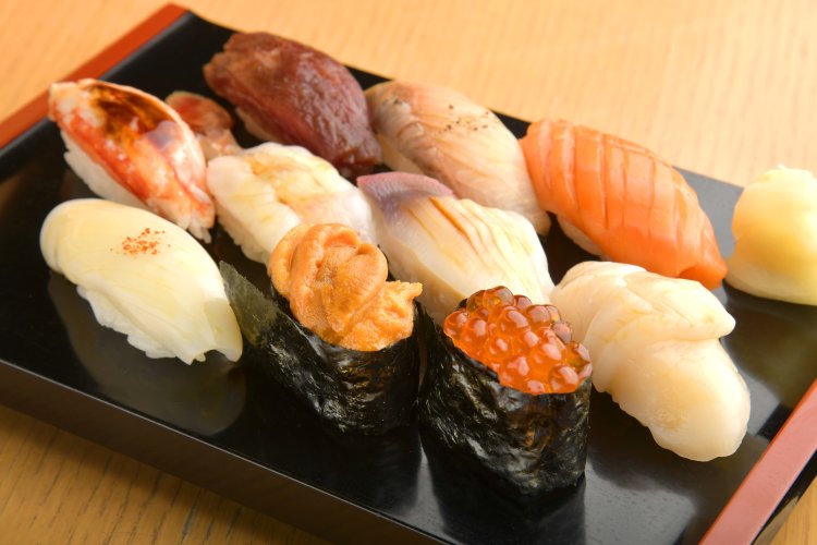 ウニ、ボタンエビが入るおまかせ10貫3300円。煮切りと甘ダレで。3貫セットなどもある。