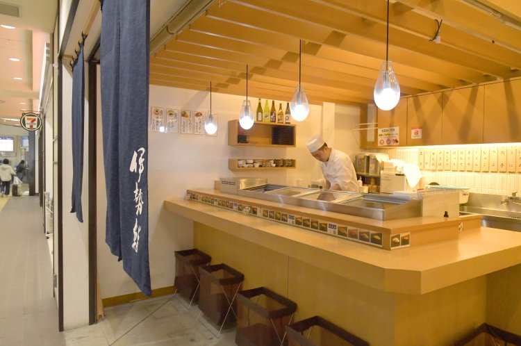 小樽土産を扱う『駅なかマート』に隣接。