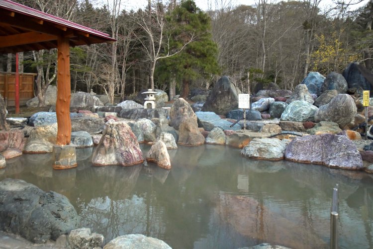 庭園風の露天風呂は広々としており、開放感たっぷり。緑褐色のにごり湯には美肌を導く成分も含まれている。