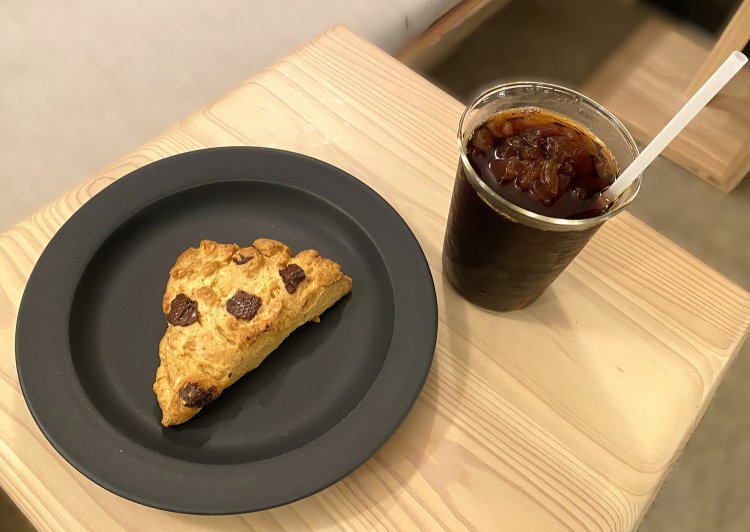 「甘いものが食べたいときに」とバリスタがおすすめしてくれた、チョコのスコーン450円（店内・テイクアウト共通）。きび糖や米麹で作った甘酒、麹などを使った自然な甘さがコーヒーによく合う。