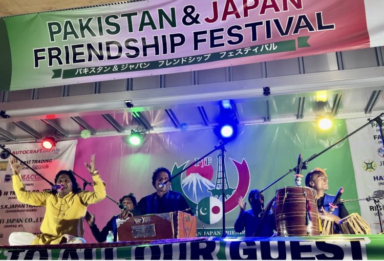 6人組の楽団Kalay Khan Bhagが会場を盛り上げる。