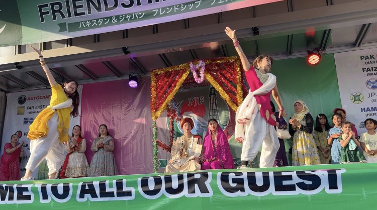 当地での結婚式の模様を再現し、美しい衣装で魅せる。