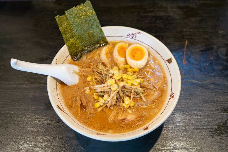 味玉らいおんらーめん 味噌 1050円。