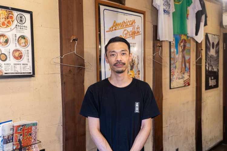 2代目オーナーの佐々木領さん。外国人客の増加も最近のうれしい変化だとか。