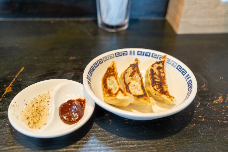 餃子3個280円。お酢には少し多いかなと思うぐらいコショウを入れてみよう。