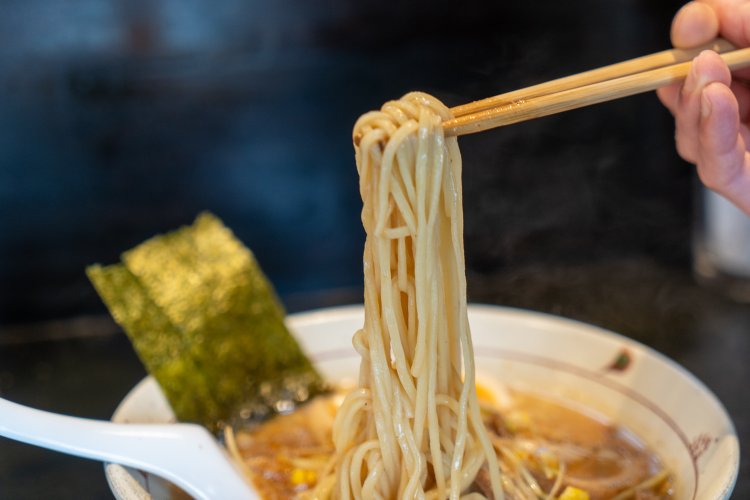 麺は細めの中太で、表面はつるっとしている。