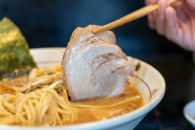 脂身トロッ。赤身部分は柔らかいけれど肉らしい弾力。スープも含めて豚の臭みはなし。