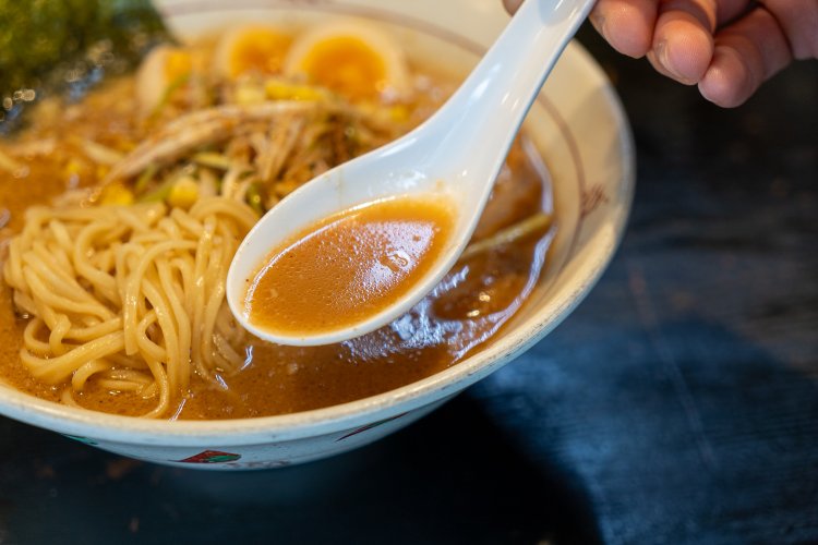 3種類の味噌にピーナッツバターなどを加えたまろやかなスープ。