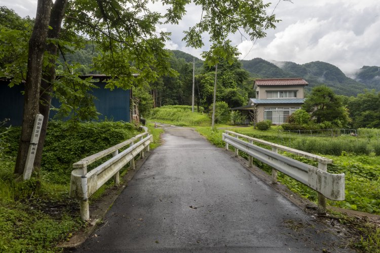 小さな橋梁を渡る。桁は道路用に変わっていたように思えた。