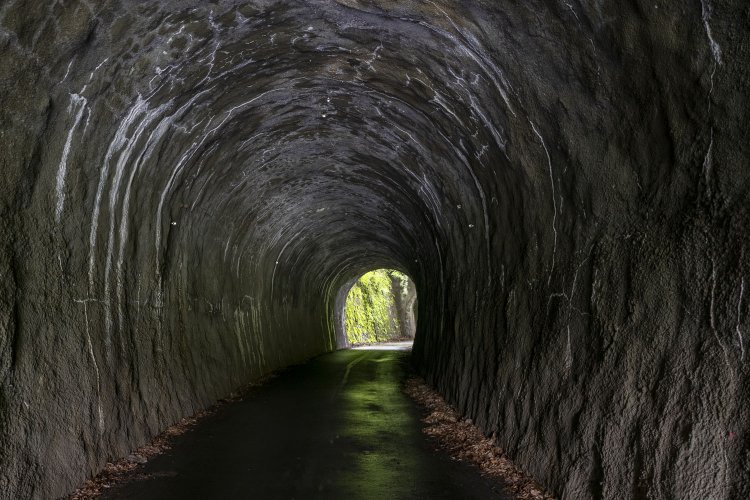 内部はごつごつしている。コンクリートで吹き付けたようだ。白い線はコンクリートの白華現象。その先にチラッと見えるのは……。