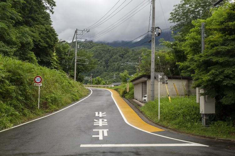 長野原草津口駅から太子方面への分岐部分は道路へと変わっていた。