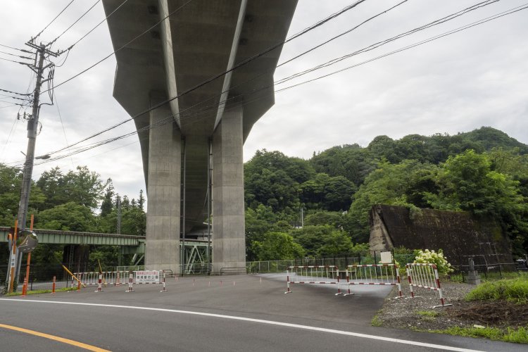 左は吾妻線、頭上が県道376号線のハープ橋、その右手に壁のような遺構が残っている。