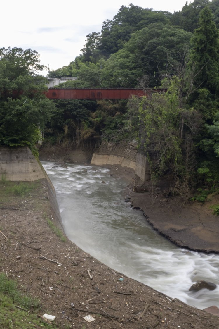 水量豊富な白砂川に架かる。右側の橋台部分が水量でえぐれないか少々心配。