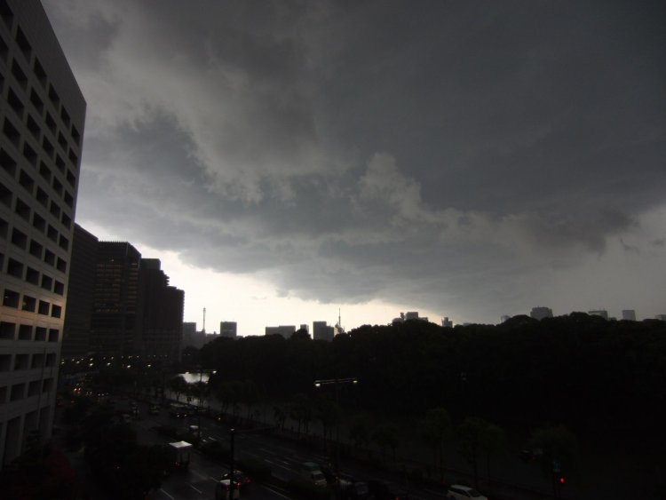 積乱雲が近づくと突然あたりが暗くなる（写真＝気象庁）。