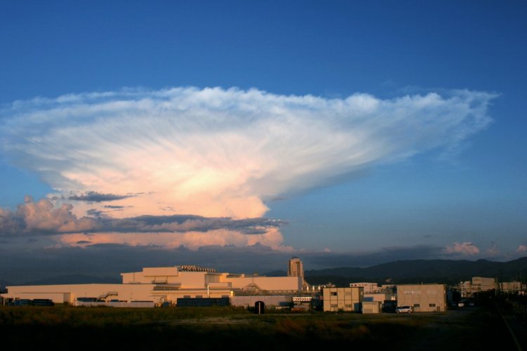 空高く限界まで発達した「かなとこ雲」。真夏の午後に現れやすい（写真＝気象庁）。