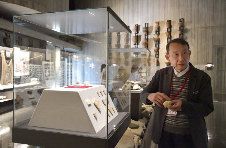 学芸員の前田正憲さん。「出土品から縄文時代を読み解いています！」。