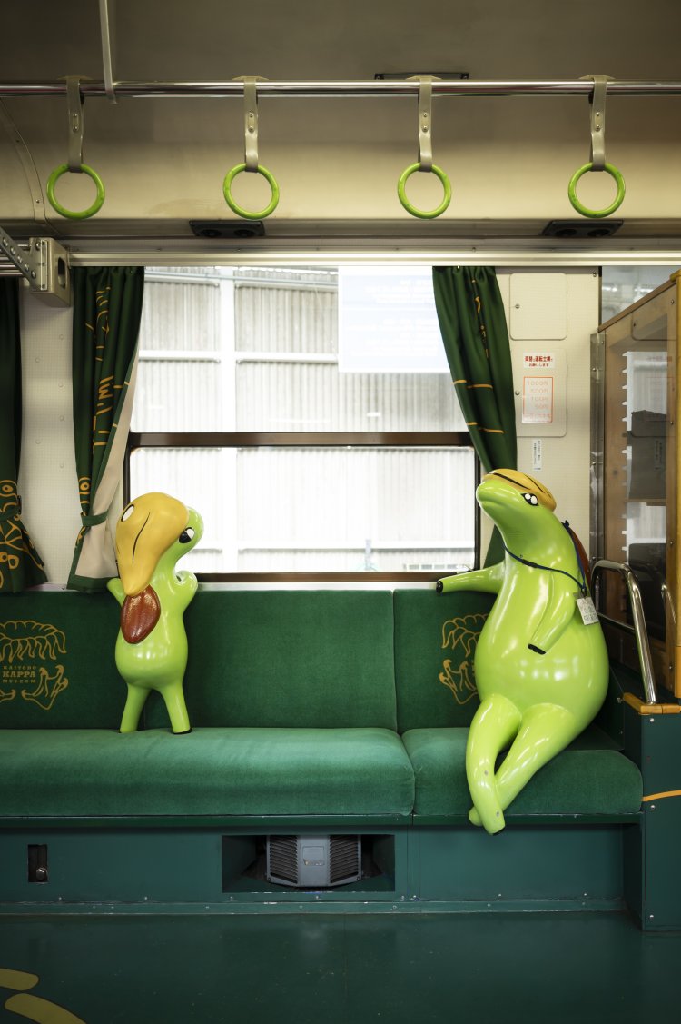 「かっぱの世界」がコンセプト。車内には、かっぱの親子の間に座って写真が撮れるコーナーが！