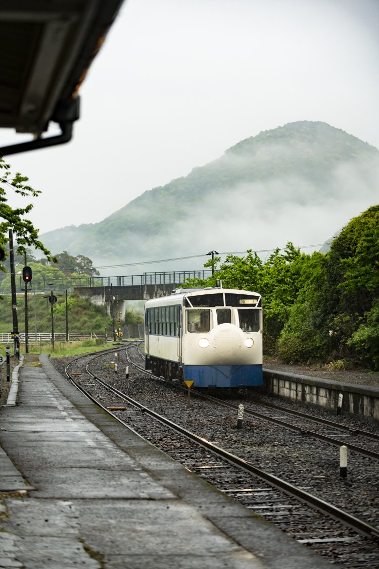 初代新幹線0系デザインのワンマン列車が山里を走る姿は、なんともいえない愛らしさ。車内には鉄道模型の展示も。