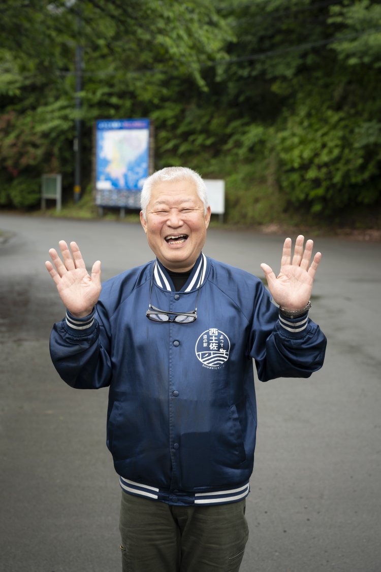 「西土佐の暮らしから生まれた地のものをお届けします！」と駅長の林大介さん。