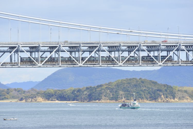 快速「マリンライナー」で瀬戸大橋を渡り、岡山から四国に突入（写真＝レイルマンフォトオフィス）。