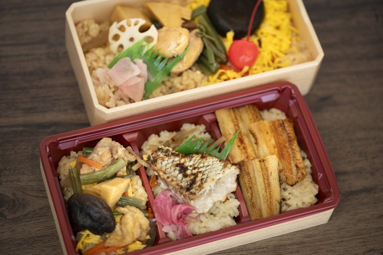 『kiosk松山銘品館』で購入できる「松山名物醤油めし」880円 （写真奥）と「松山名物醤油めしと真鯛あなごの弁当」1180円。いずれも事前予約が確実。