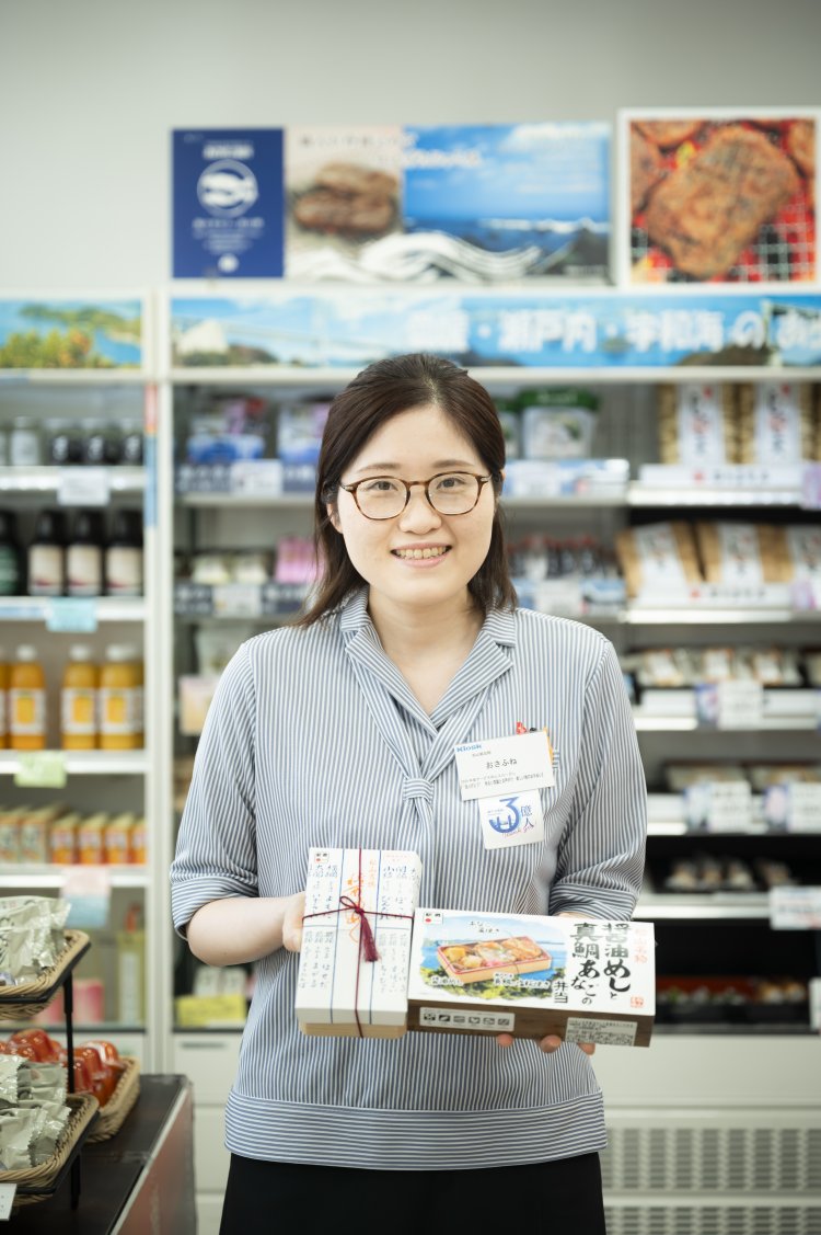 「松山で長年愛された名物駅弁・醤油めしを旅のおともにどうぞ」と、『kiosk松山銘品館』の長船愛弓さん。