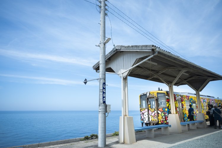 下灘駅ホームにやってきた「すまいるえきちゃん号」。