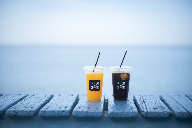 アイスコーヒー500円。愛媛県産みかんジュース550円は、3種類の柑橘（かんきつ）の中から選べる。