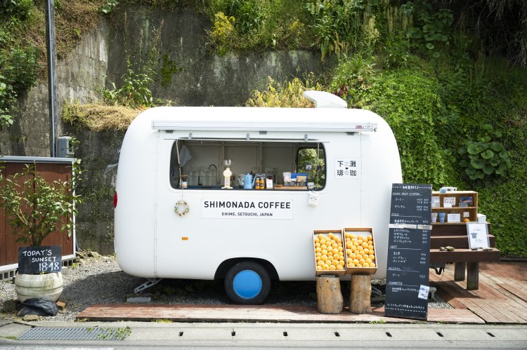 ころんとかわいいキ ッチンカーが目印。