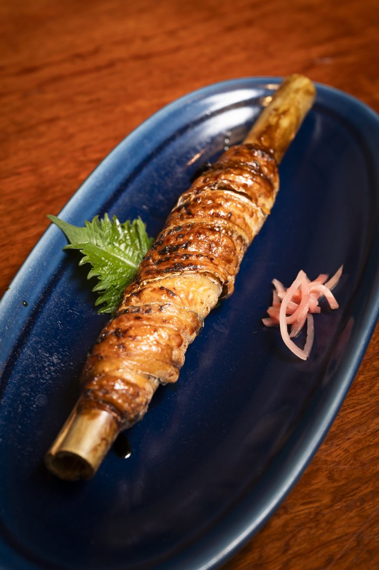 甘じょっぱいタレも美味な太刀魚（たちうお）竹巻き1400円。