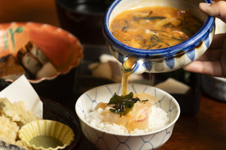 宇和島鯛めし御膳3300円は、おからを使った丸ずしや野菜じゃこ天、ふかの湯ざらしといった郷土料理に天ぷらなどが付く。