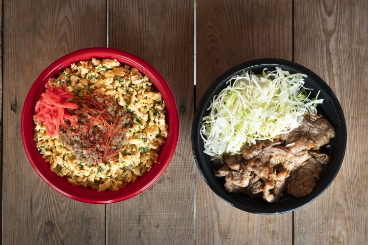 「にしべん」は、四万十牛肉みそしぐれ丼（左）と四万十牛カルビ丼の2種類。
