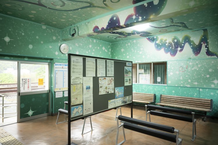 星空の街・西土佐ならではの天の川や四万十川などポップアートで彩られた、江川崎駅の構内。