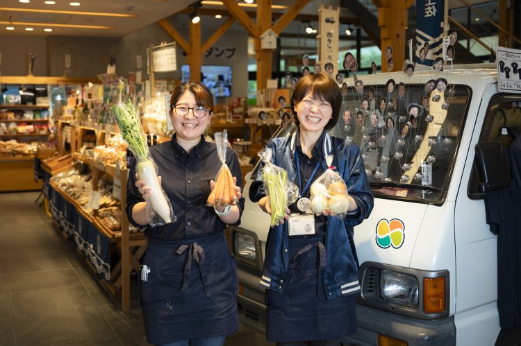 「地元の飲食店が作ったラー油など、ニッチな商品もあります」とスタッフの川井さん（左）。