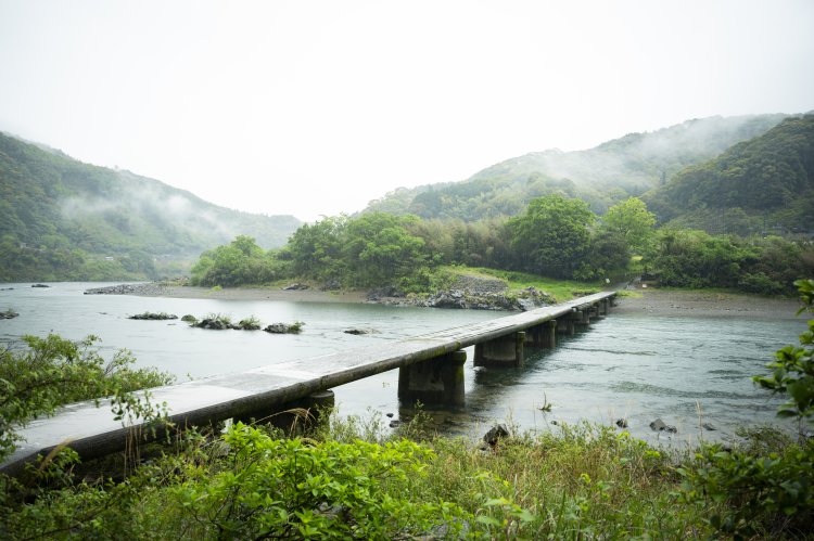 自転車で10〜15分の距離にある長生（ながおい）沈下橋（上）や中半家（なかはげ）沈下橋がおすすめ。