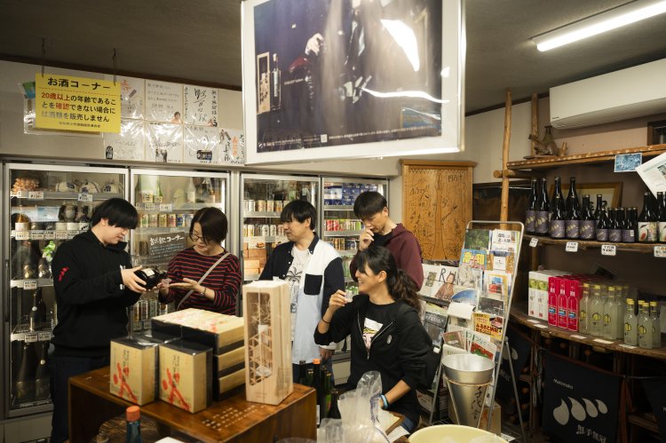 酒蔵隣のショップでは全商品の試飲ができる。気になる銘酒を飲み比べして、お気に入りに出合おう。