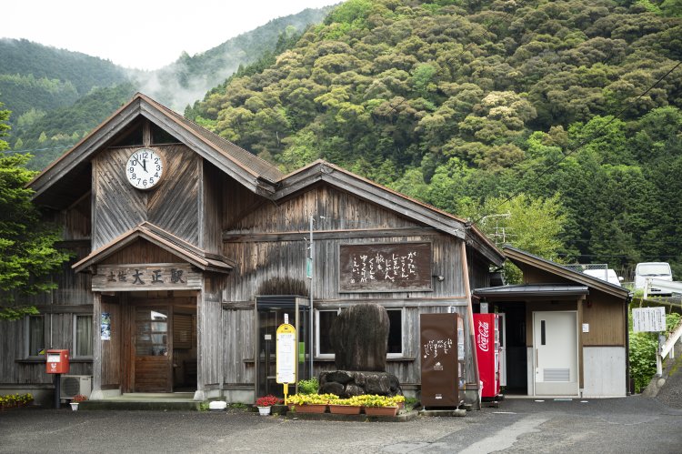 1989年に改築された木造のレトロな駅舎が印象的。