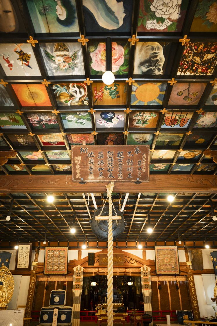本堂の天井には、575枚の絵画が飾られている。これらは1978年に本堂を再建した際、全国の有志から寄せられたものだ。