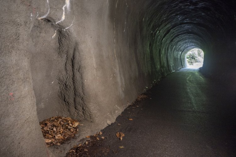 第二愛宕トンネル内。懐中電灯で灯すと退避スペースの窪みがあった。延長距離が長いために設けられたのか。