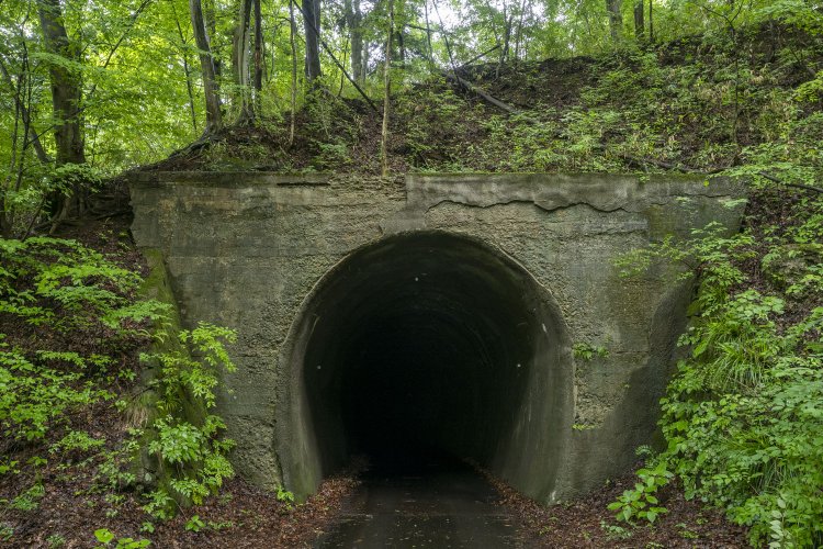 第二愛宕トンネルを出て振り返る。トンネルポータルはシンプルなコンクリート造り。