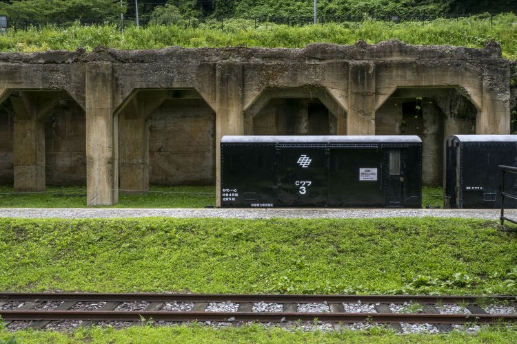 大井川鐡道井川線、中部電力所属であった車掌室付き有蓋貨車のワフ３とホッパー。