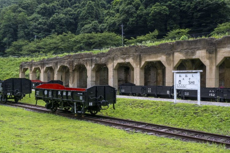 大井川鉄道ト111と三井三池炭鉱鉄道ハト37＋152の無蓋貨車。