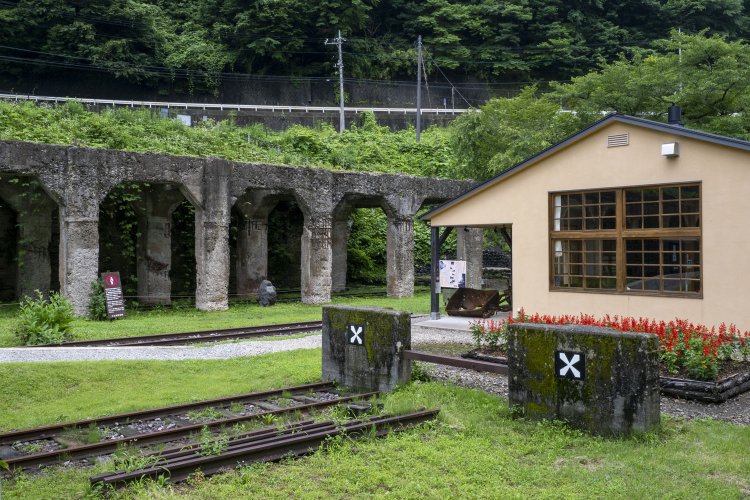 ホッパーと車止めは残され、復元された駅舎が資料館となっている。建物内は長野原線の資料館である。