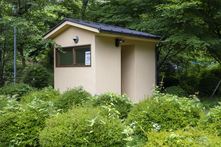 駅舎脇の小屋は元トイレ。この小屋は解体されずに残されていたらしい。