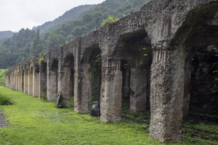 ホッパー内部はレールがモニュメントとして敷かれている。内部は立入禁止。外からでも重厚な基礎が観察でき、一部は鉄筋がむき出しになっている。