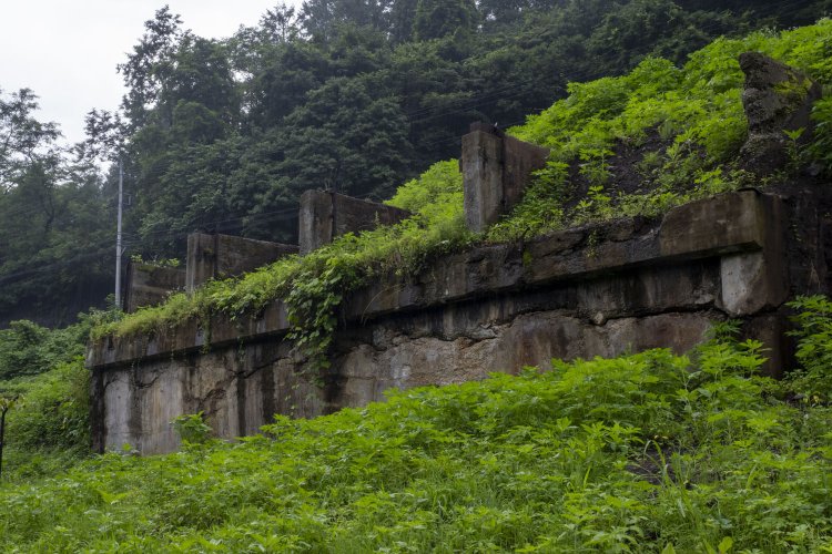 斜面に埋められていた構造物。鉄鉱石関連工場の痕跡だと思う。
